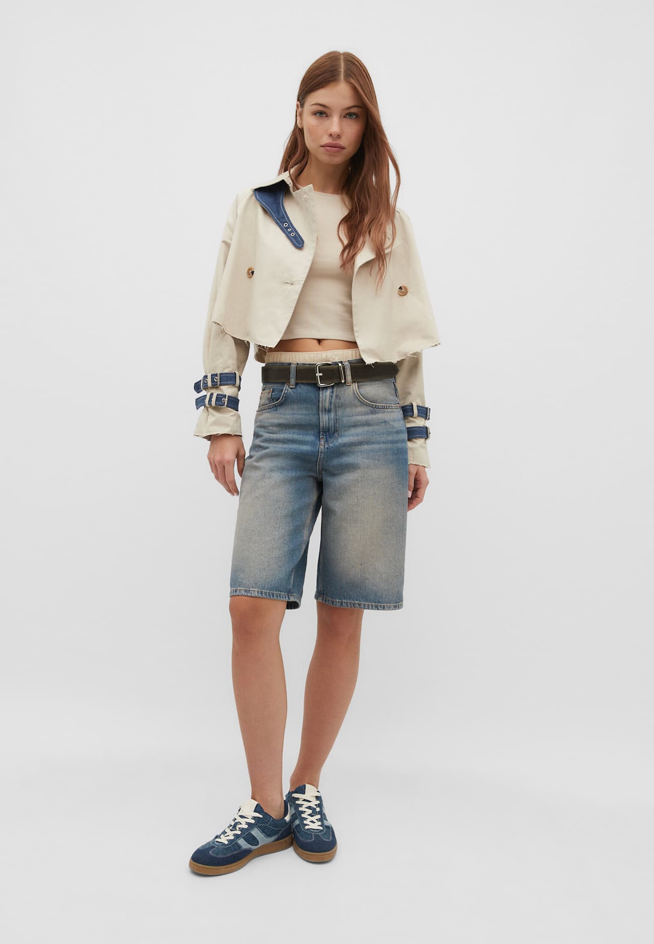 Trench coat cropped com detalhes em jeans