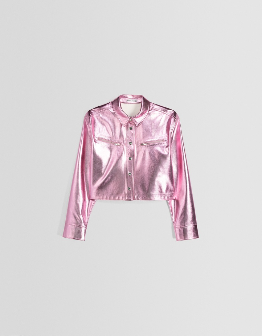 Camisa cropped de manga comprida em couro sintético com zíperes