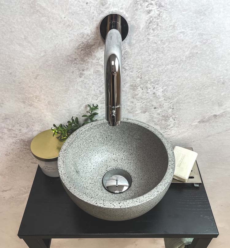 Saniclear Lovi fonteinset met grijze waskom en chromen kraan voor in het toilet