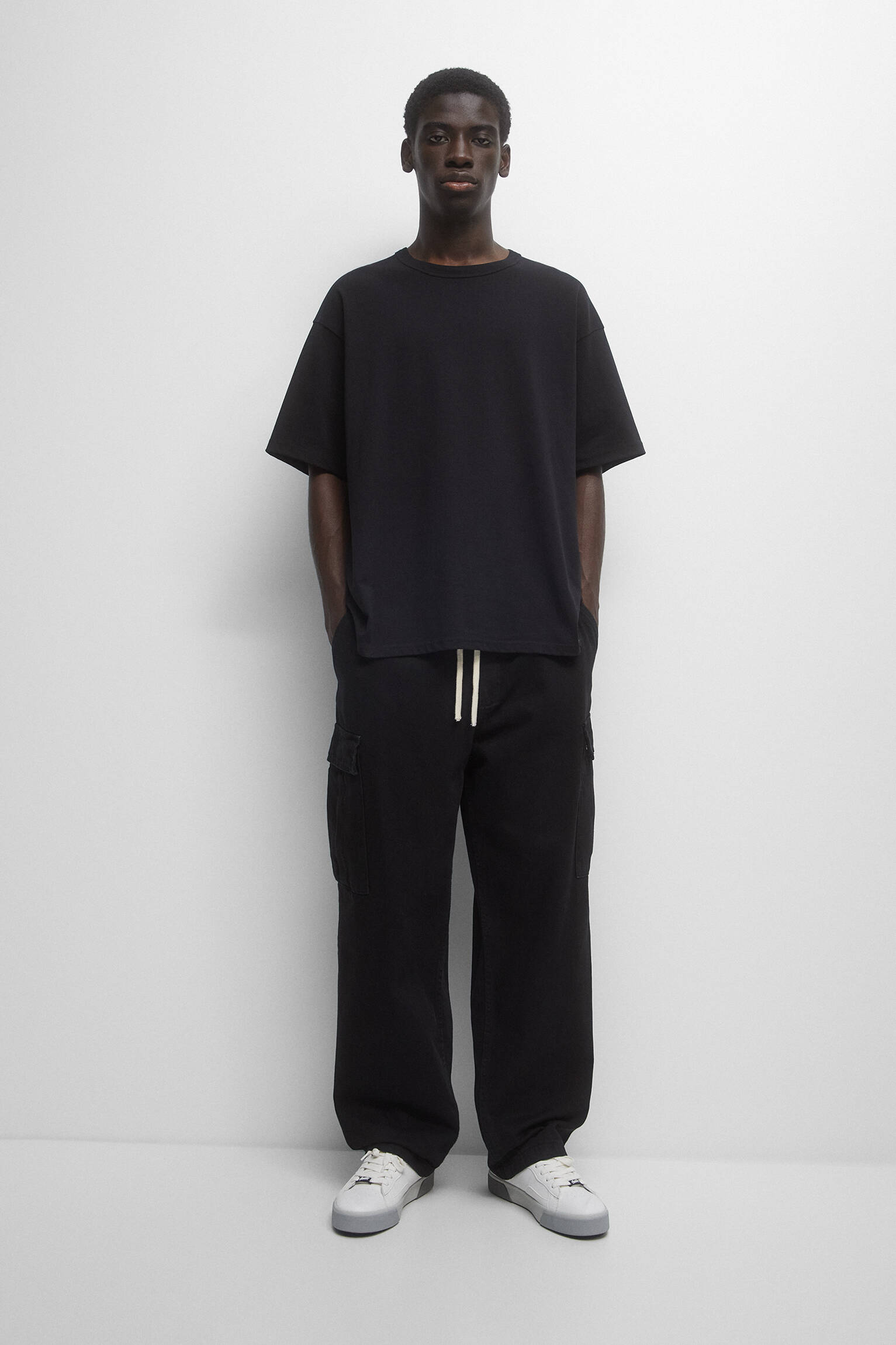CALÇA CARGO COM CORDÃO - PRETA