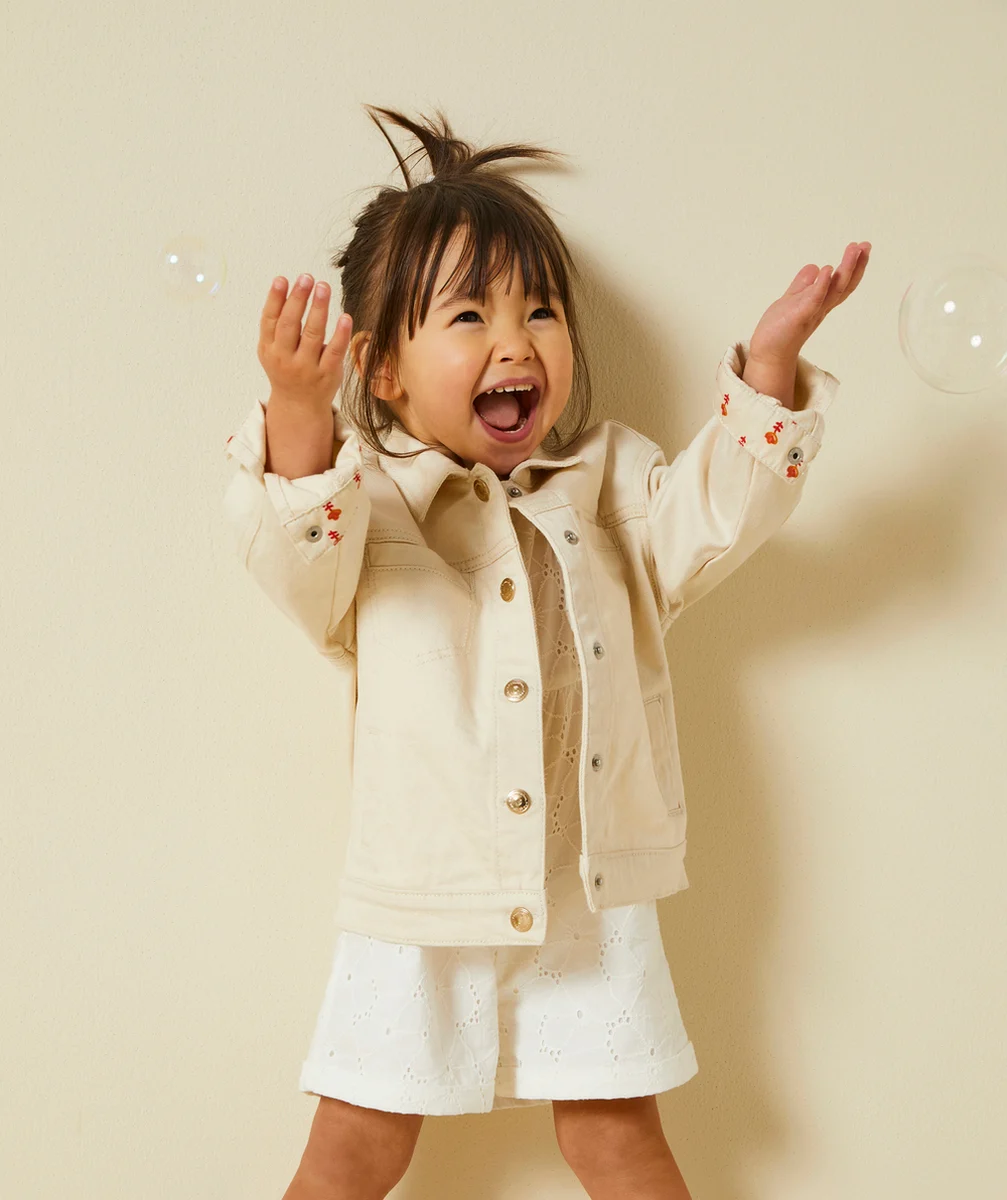 veste bébé fille sans teinture en fibres recyclées avec détails à fleurs