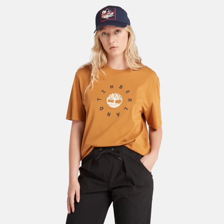 Camiseta feminina com logo da estação em amarelo escuro.