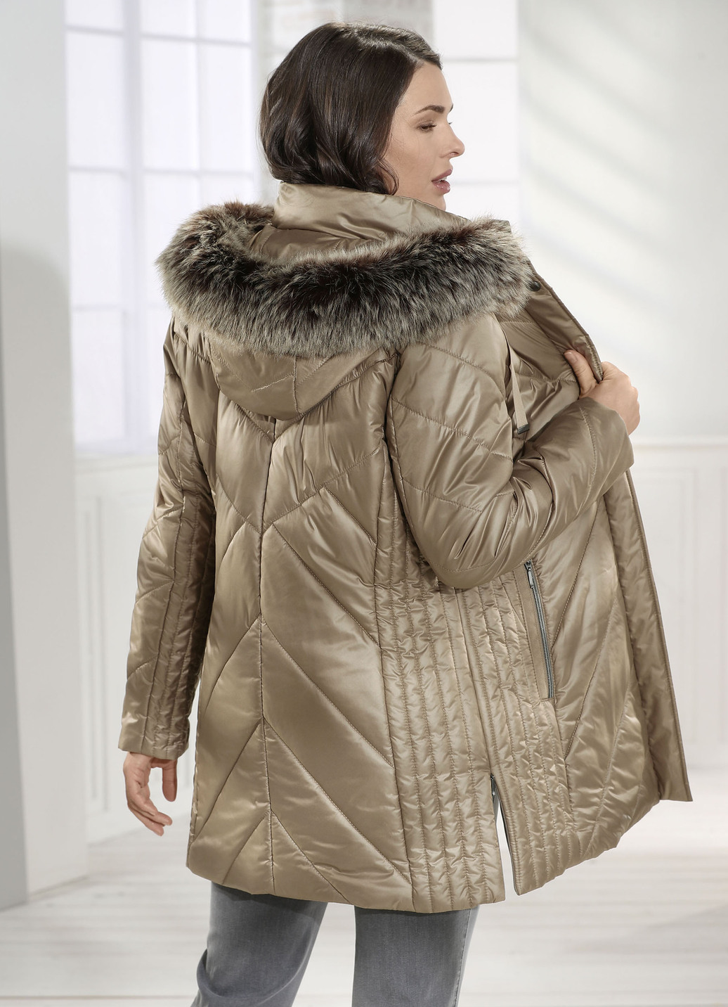 Jacke mit abnehmbarer Kapuze