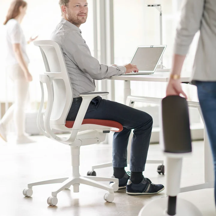 Wilkhahn - AT 187/71 Mesh Bürodrehstuhl mit Sitztiefenverlängerung, weiss / hellgrau (Hartboden)