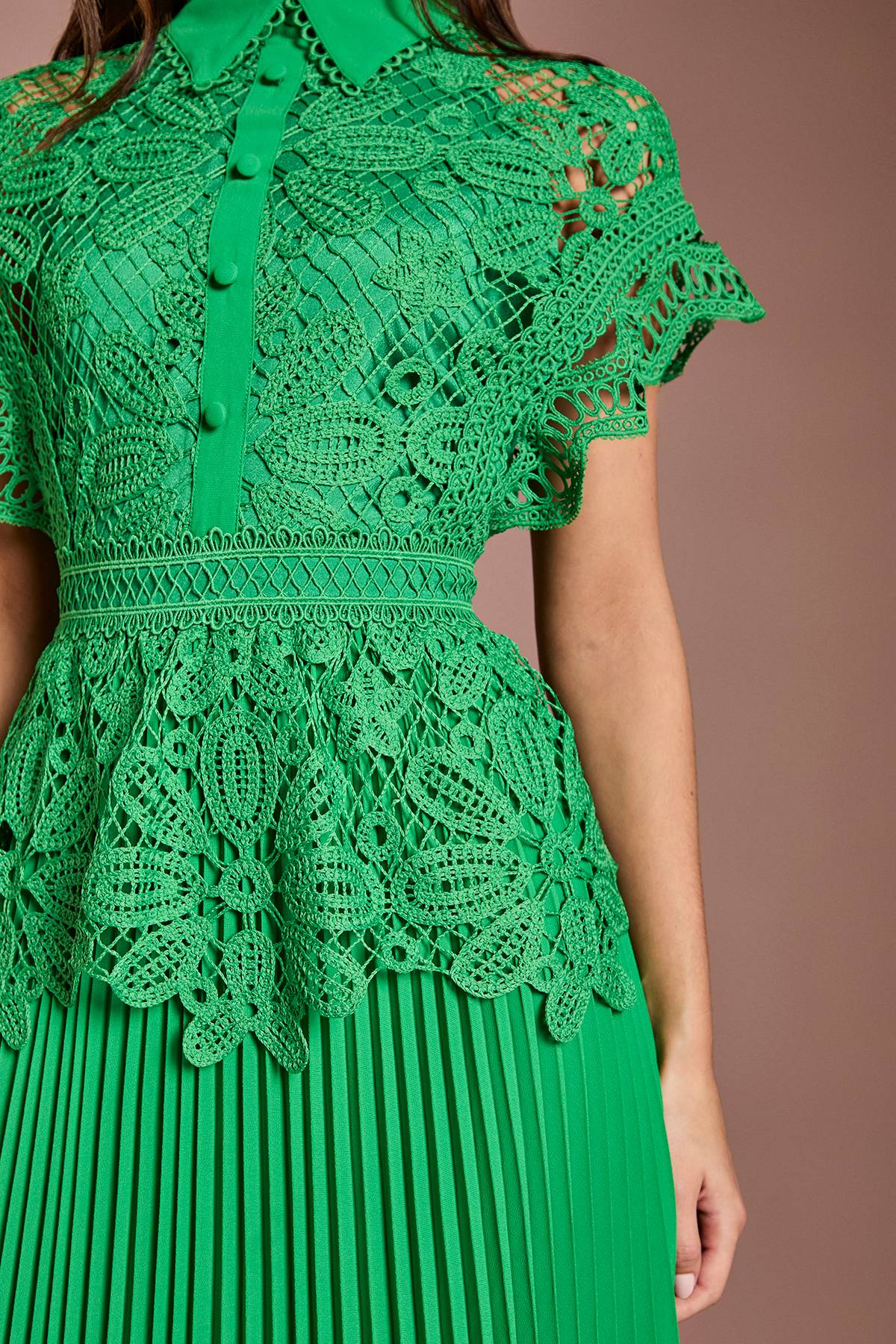 Coast Robe Midi À Col Avec Haut En Dentelle Et Jupe Plissée