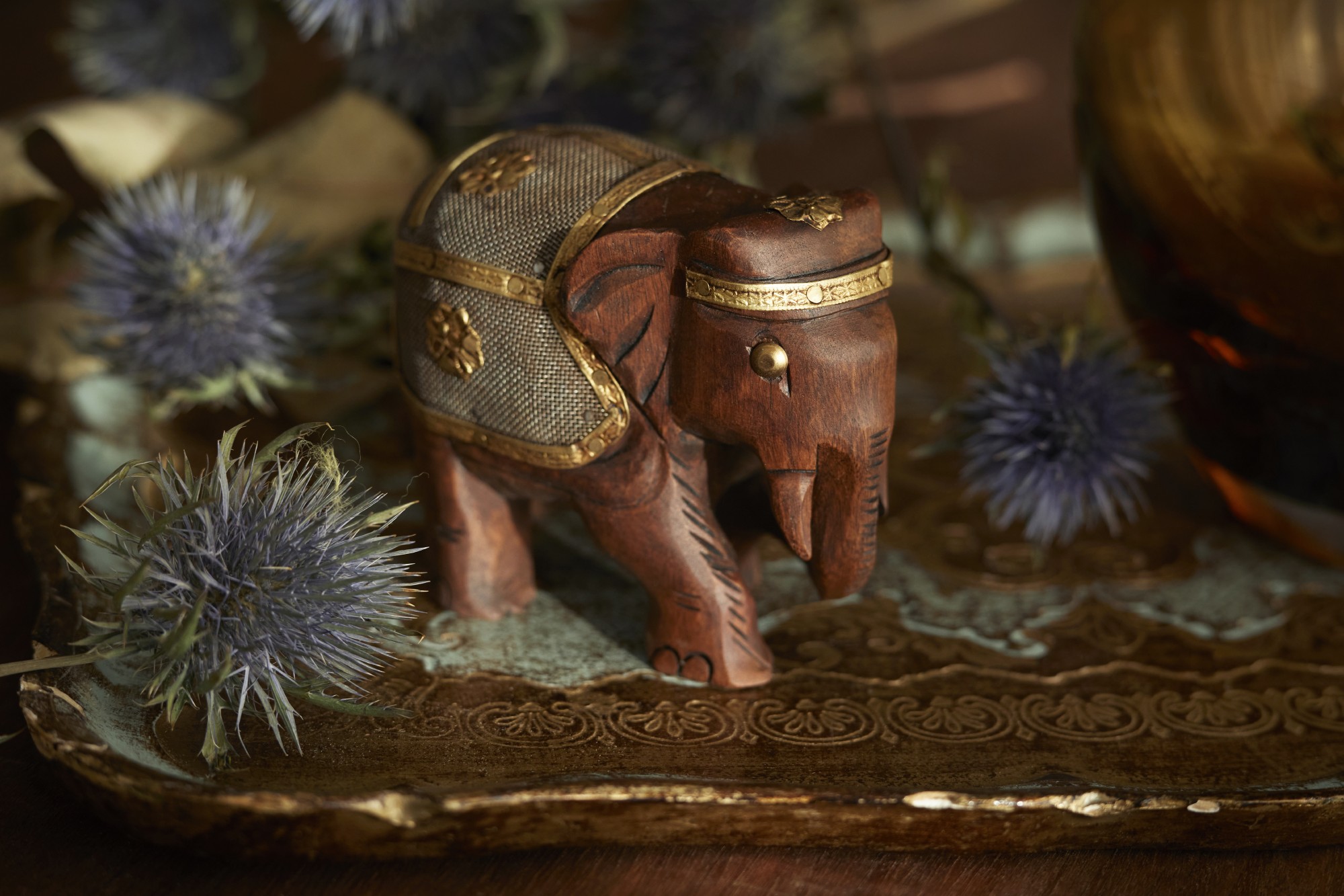 Elefant aus Holz mit Metall-Satteldecke, H 8 cm von fischer's lagerhaus