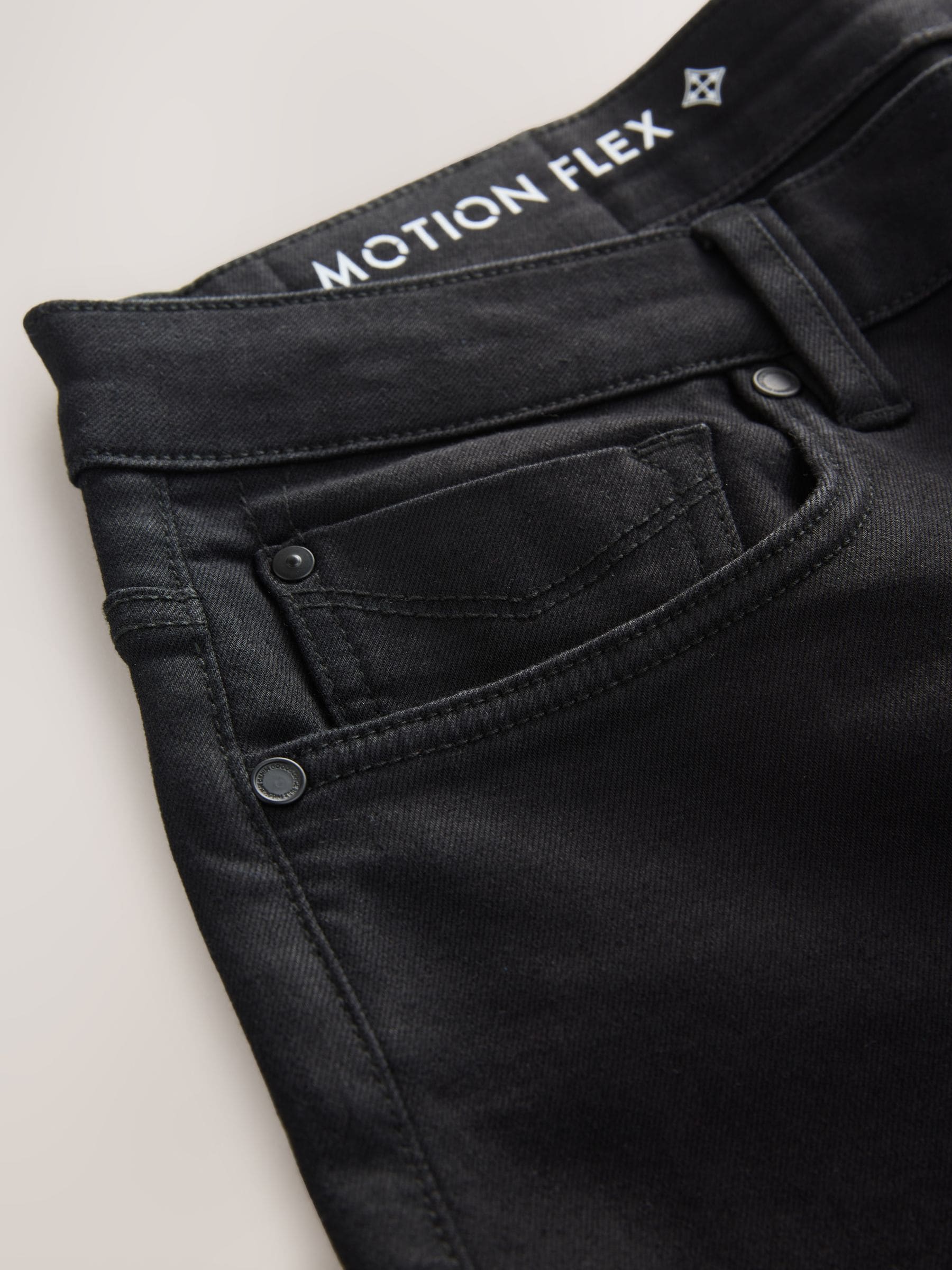 Zwart - Standaard toelopende pasvorm - Motionflex jeans