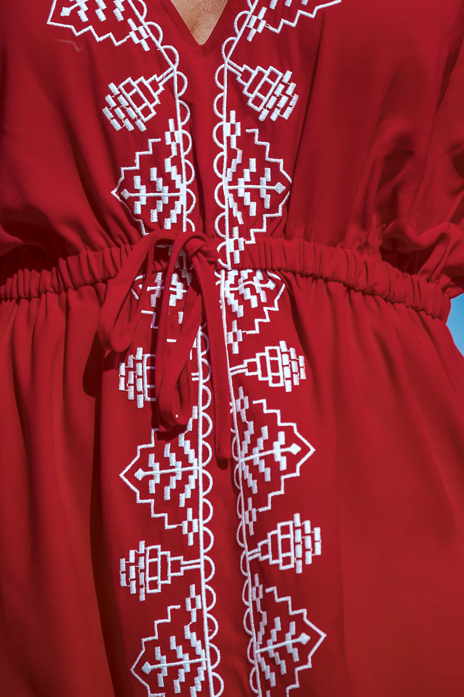 Robe cover up avec manche dolman en broderie rouge