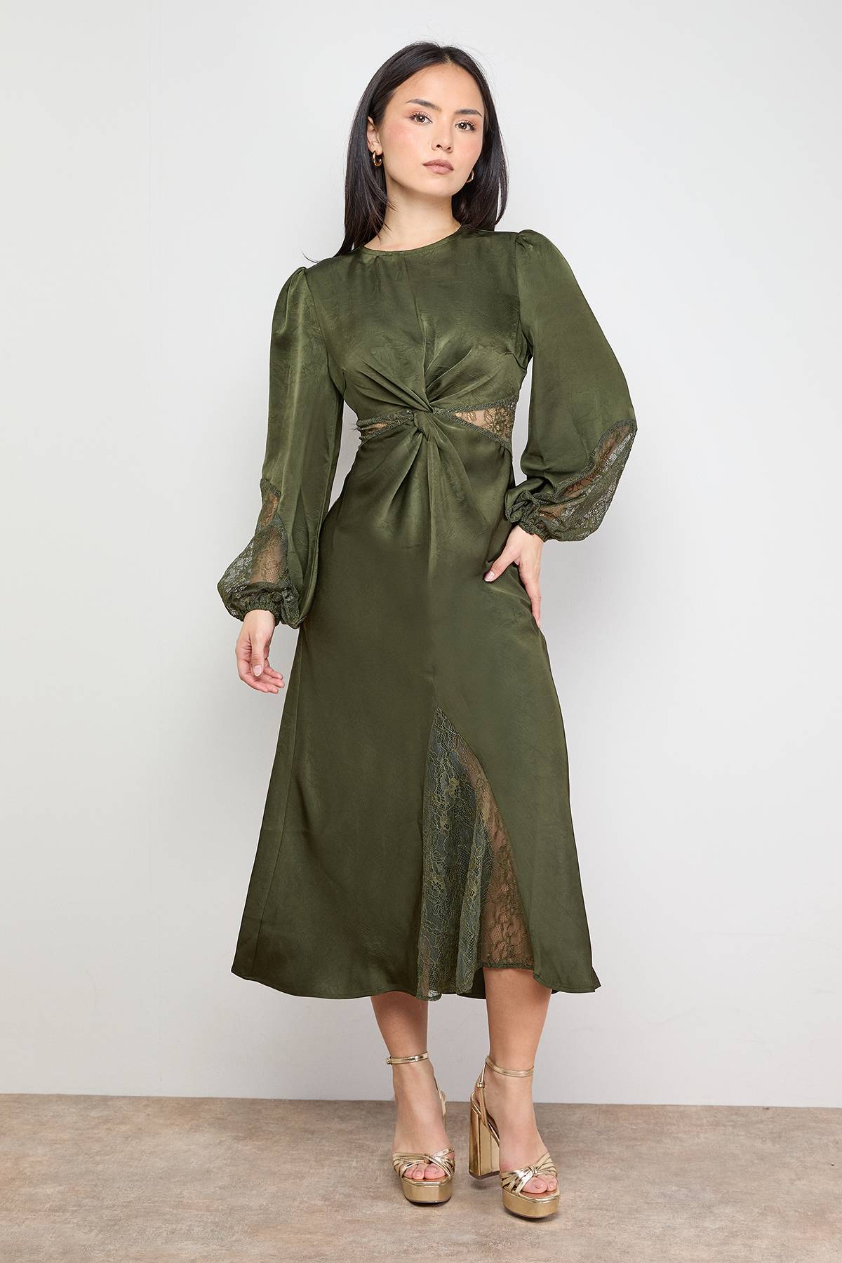 Oasis Robe Mi-Longue en Satin Petite avec Insert en Dentelle