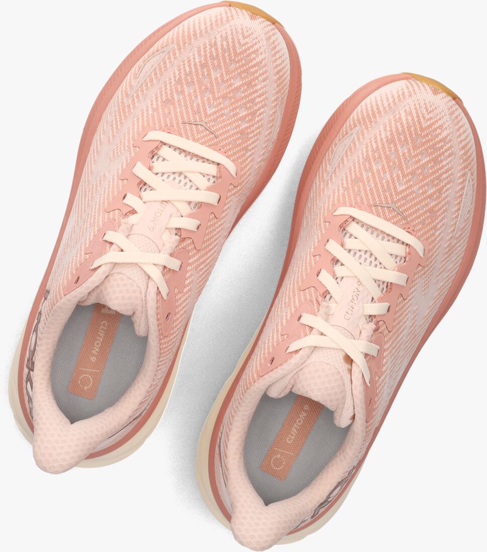 roze hoka lage sneakers clifton 9