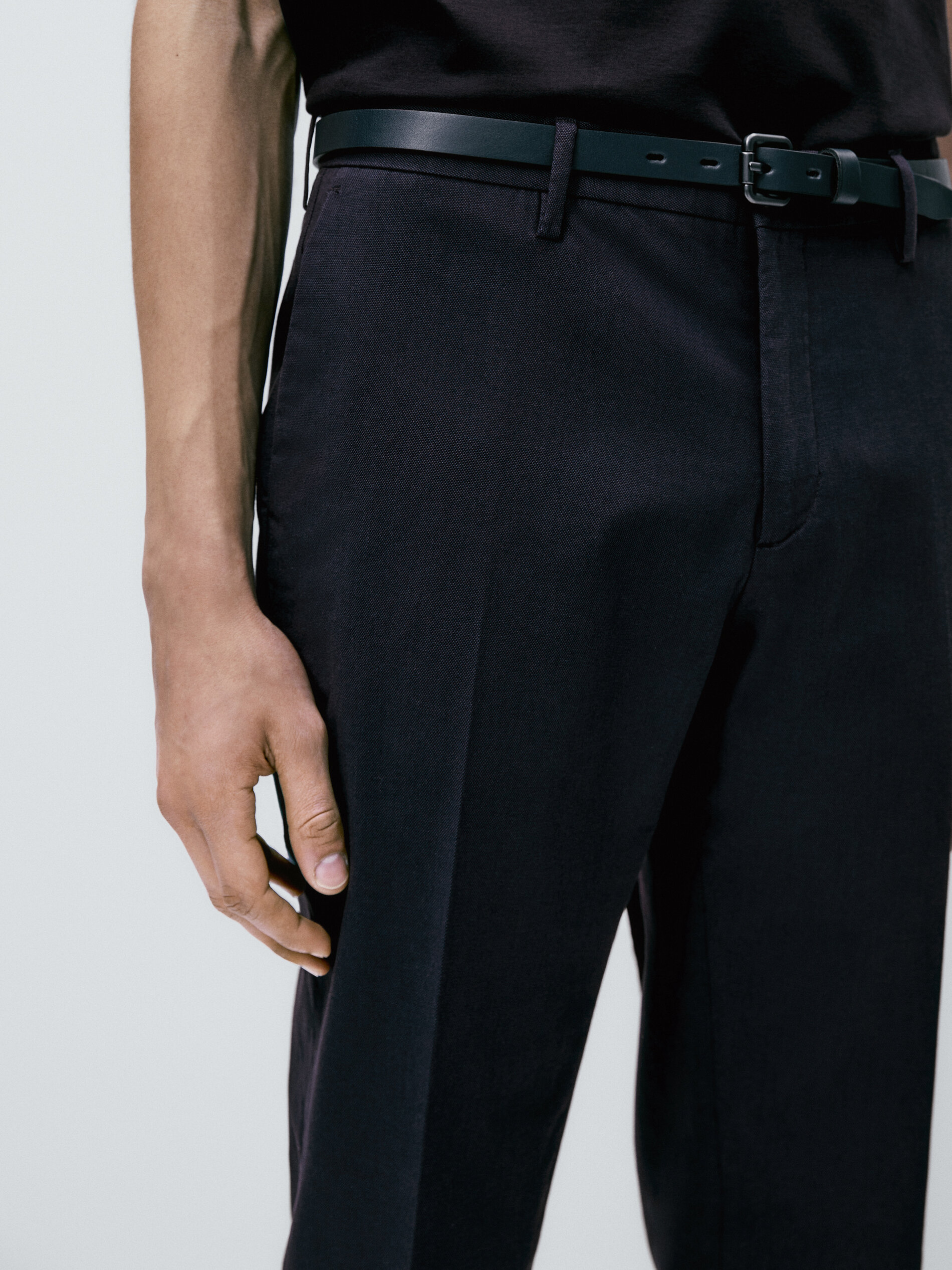 Calça chino slim fit em algodão tingido com fio de gelo - AZUL MARINHO