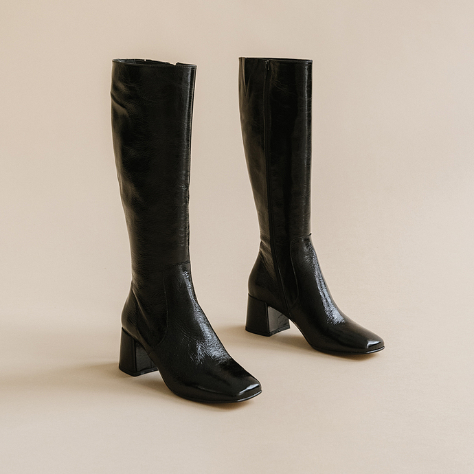 Bottines à petits talons et bouts carrés...  en cuir brillant noir