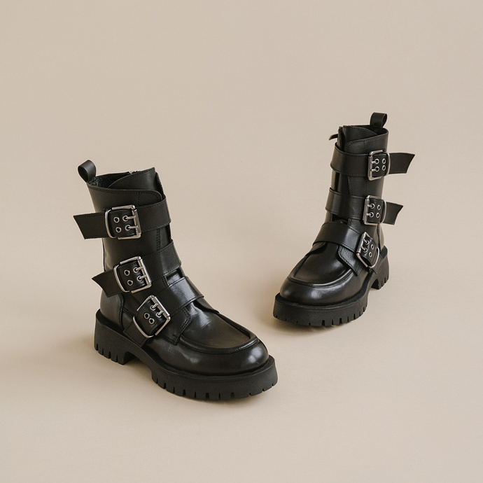 Boots à semelles crantées et sangles  en cuir noir