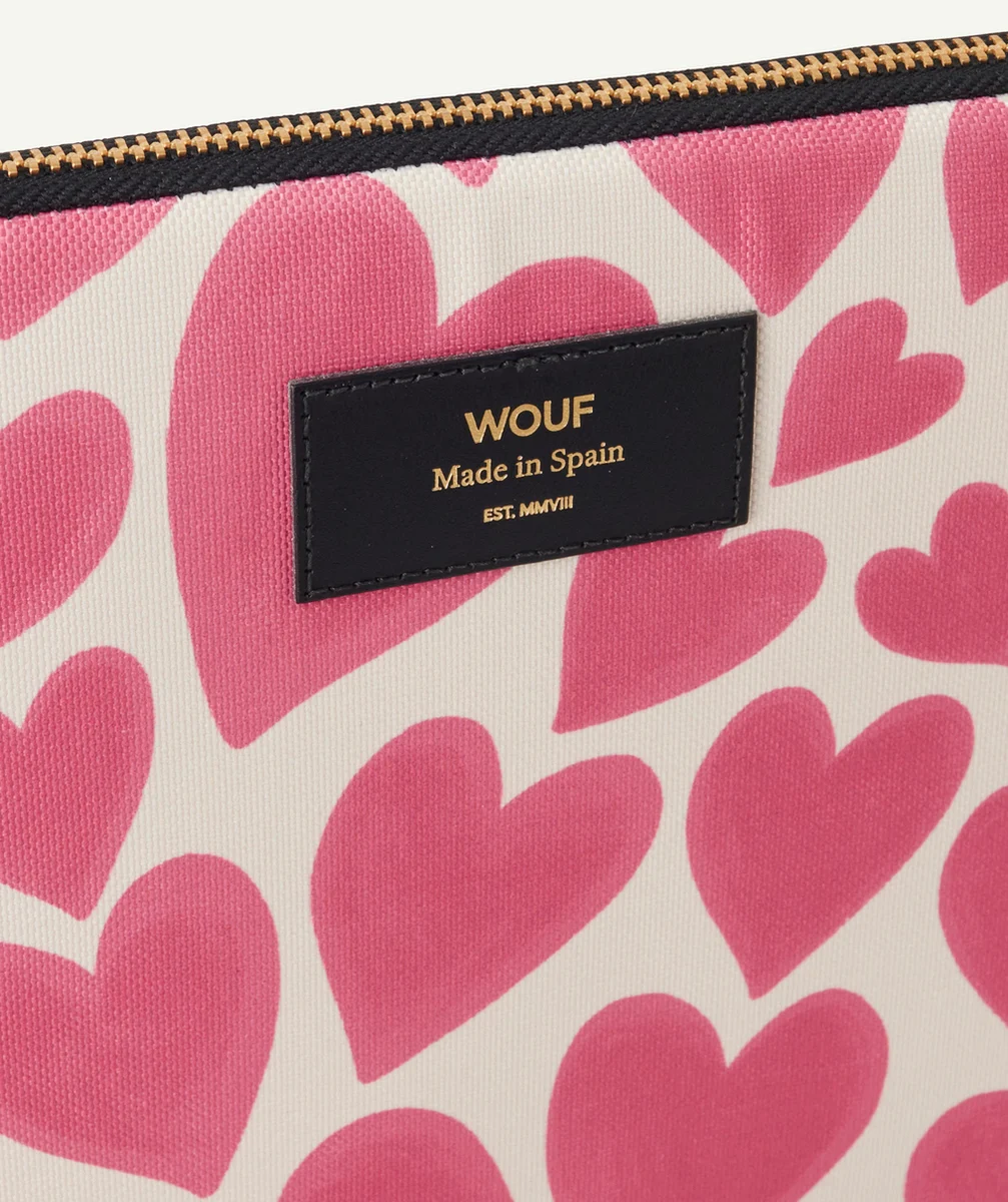 WOUFHOUSSE POUR TABLETTE EN FIBRES RECYCLÉES ET IMPRIMÉE COEURS ROSES