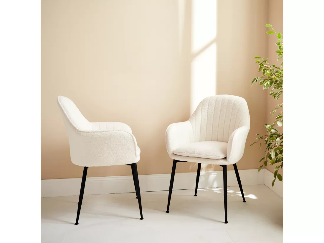 Lot de 2 fauteuils en bouclette et pieds en métal noir mat. Shella L 57 x P 59 x H 84.5