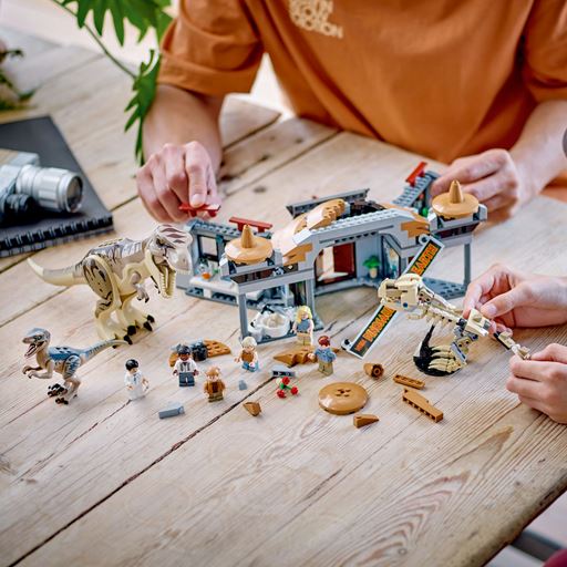 LEGO Jurassic World Besøgscenter: T.Rex- Og Raptor-Angreb - 76961