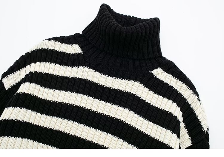 SugaYuja - Gestreepte crop top met lange mouwen en coltrui in distressed-stijl