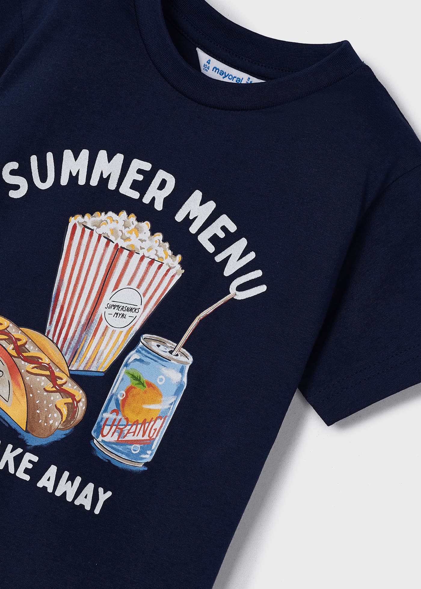 Camiseta infantil masculina em algodão sustentável com estampa.