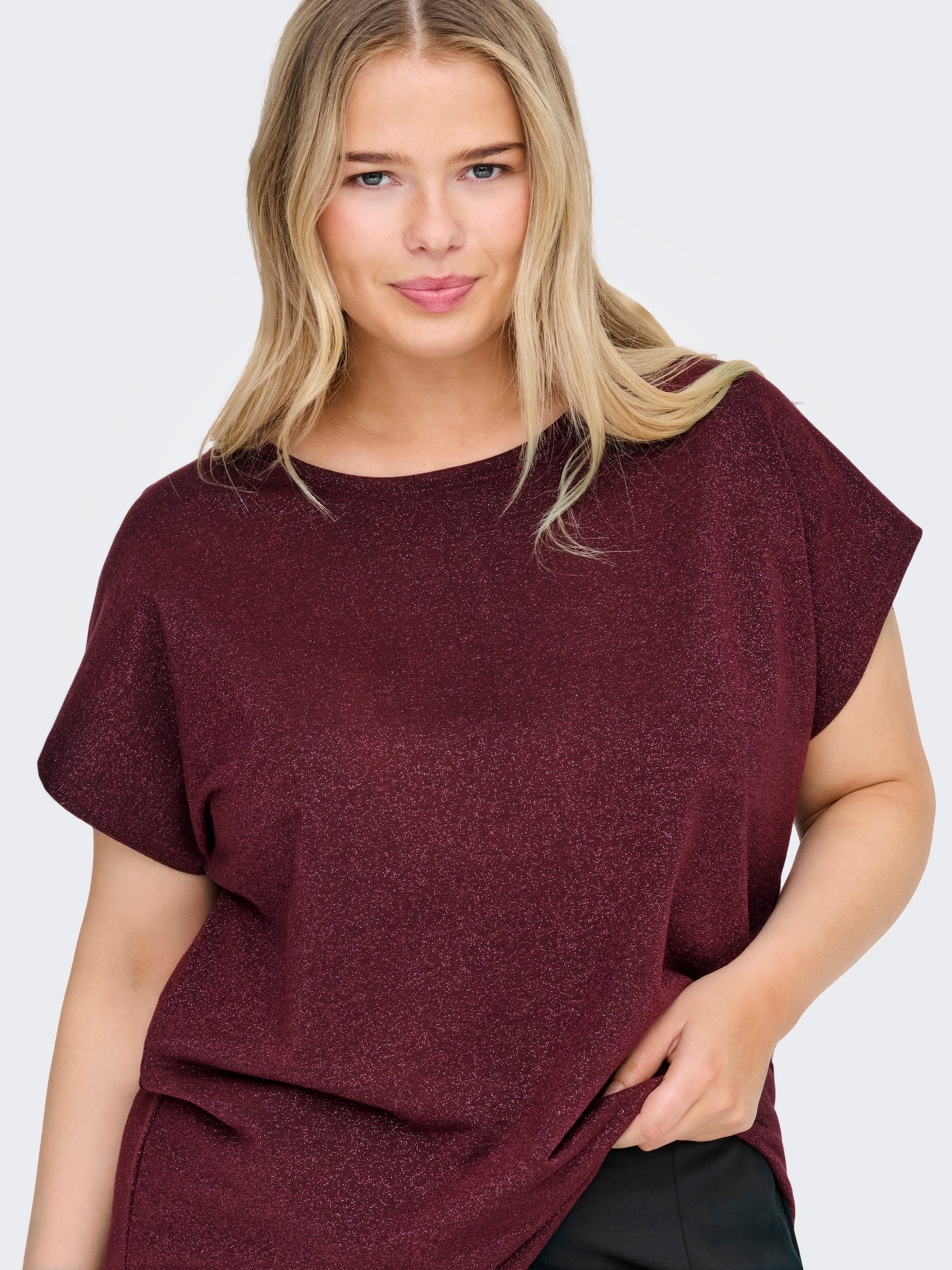 ONLY CARMAKOMA Kurzarmshirt »CARMOSTER GLITTER S/S TOP JRS NOOS«, leicht glitzernde Optik