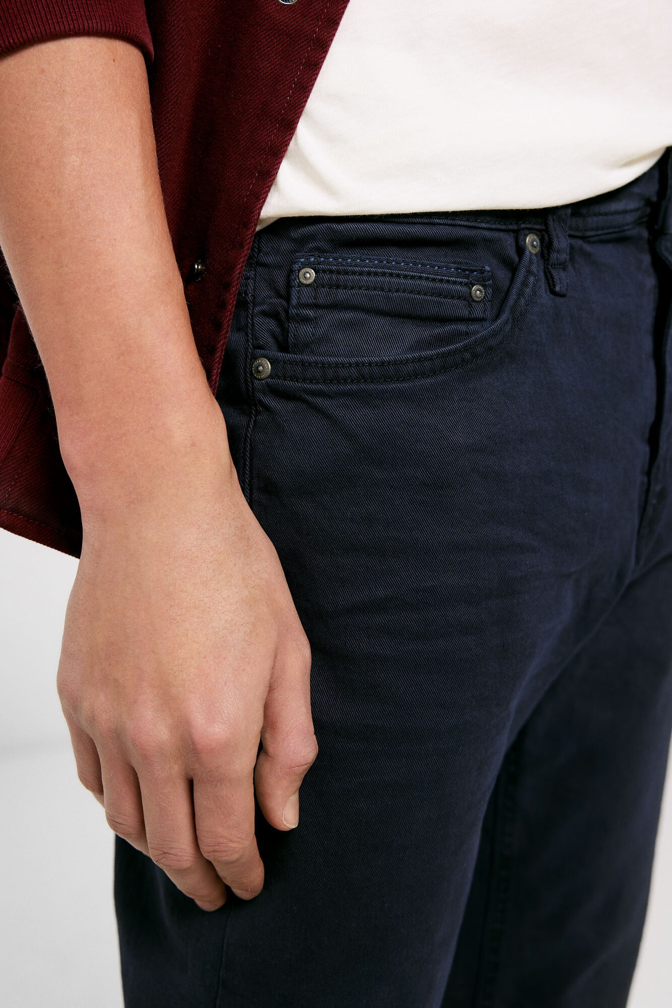 Calça de cinco bolsos com lavagem slim-fit
