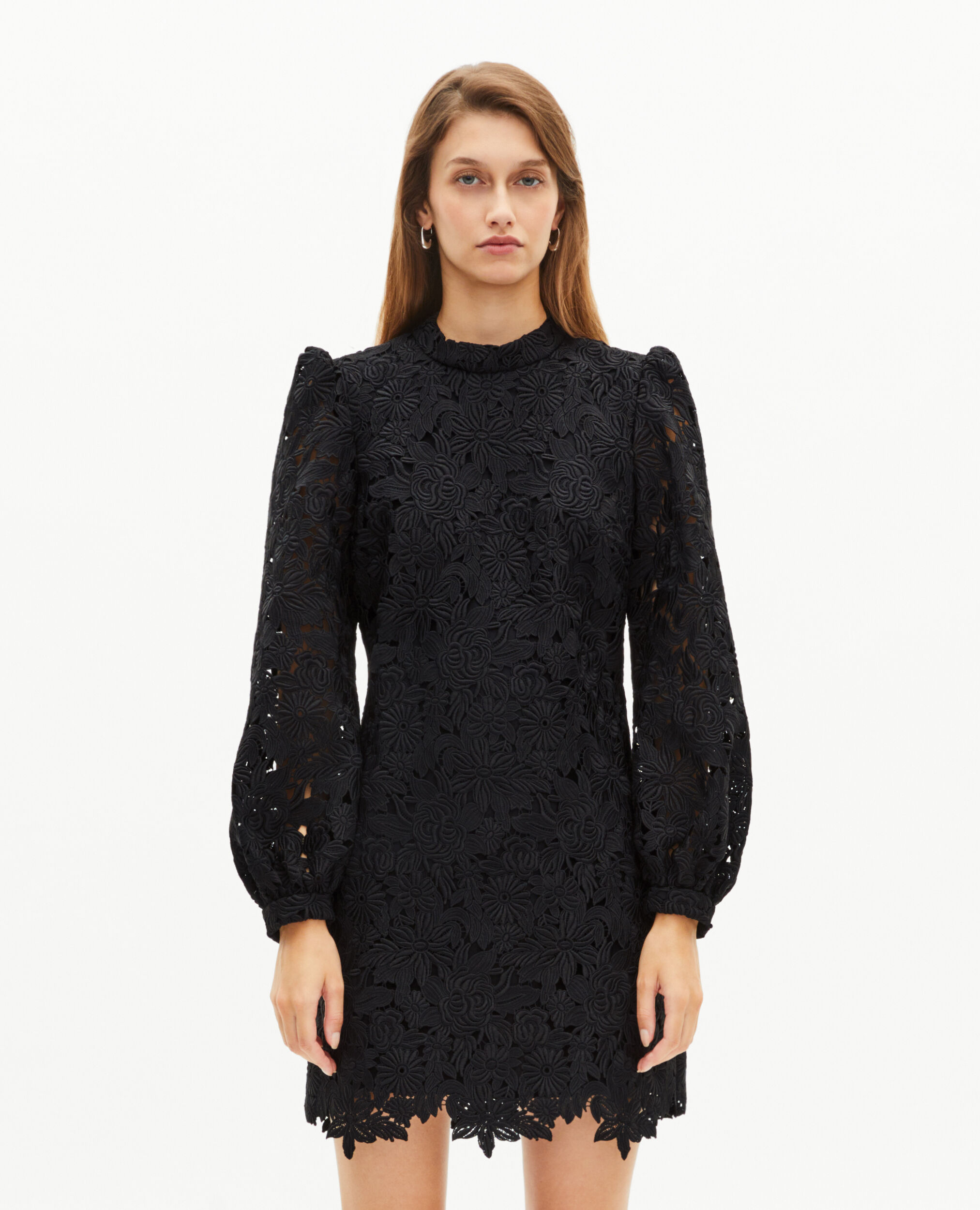 Robe courte en dentelle fleurie noire