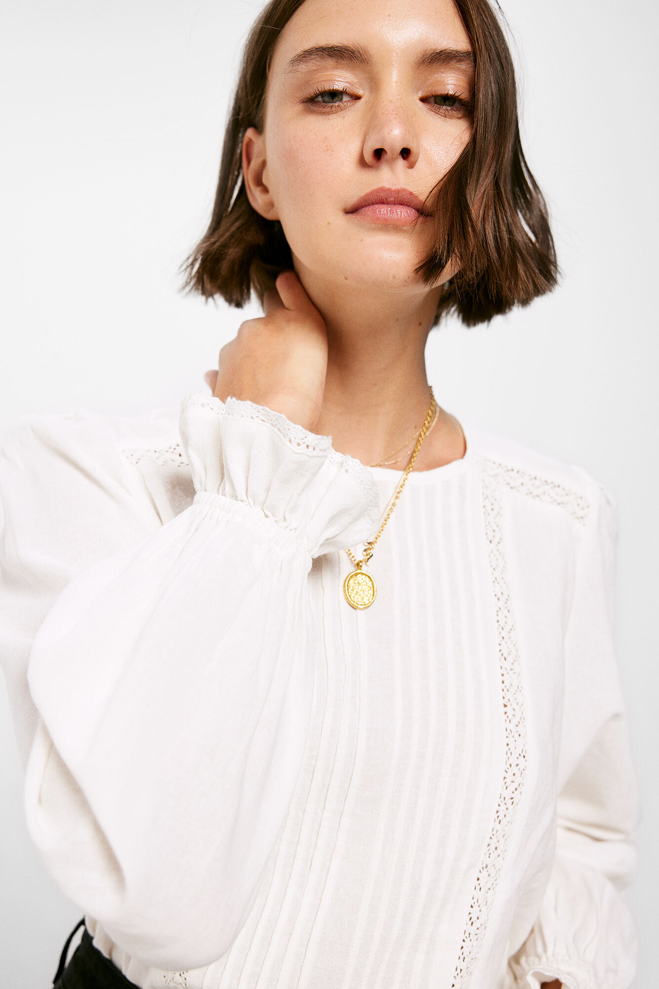 Blusa de renda com pregas