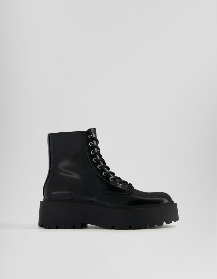 botas de cano curto com plataforma e cadarço