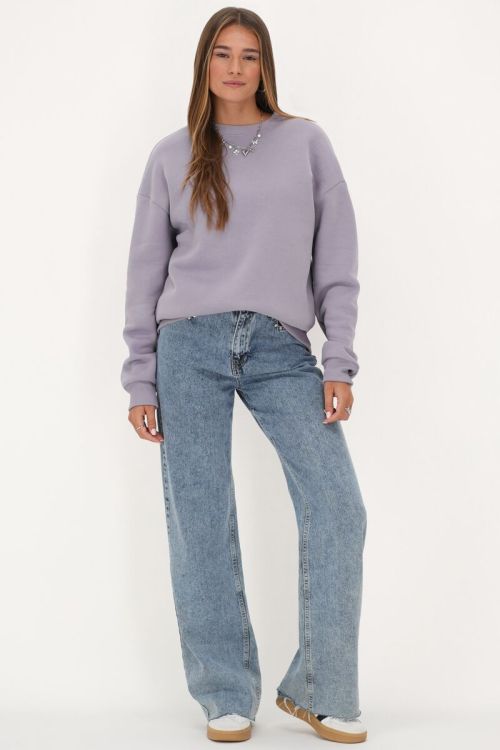 Lila sweater met ruffle en patch