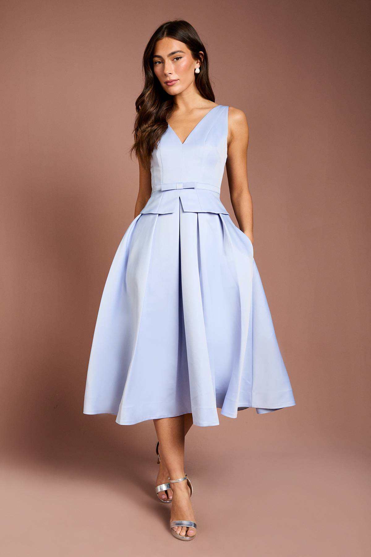 Coast Robe Mi-Longue à Basque Plissée en Satin Structuré Lisa Tan