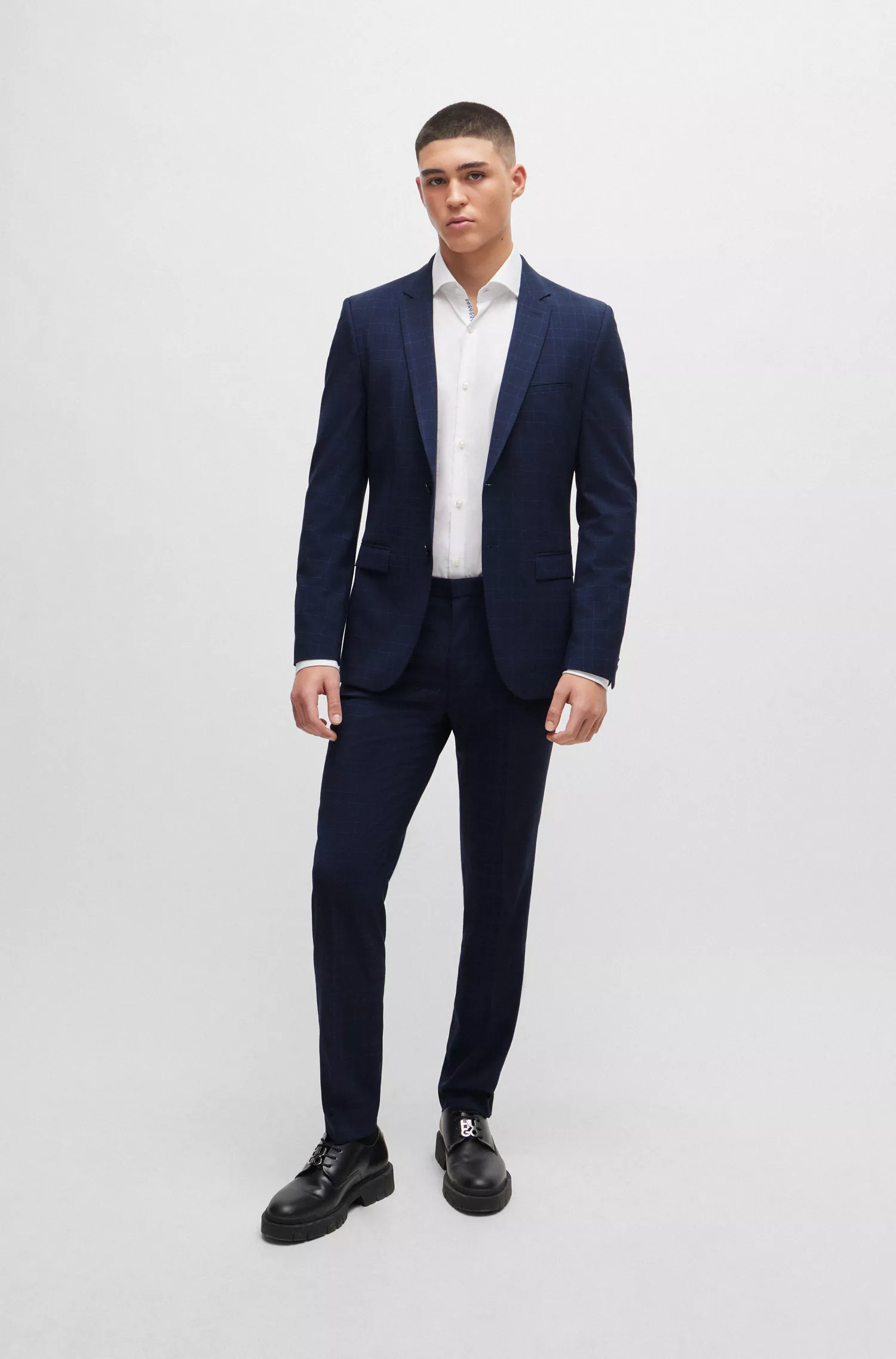Terno xadrez HUGO vermelho, corte extra slim, em tecido elástico de alta performance.