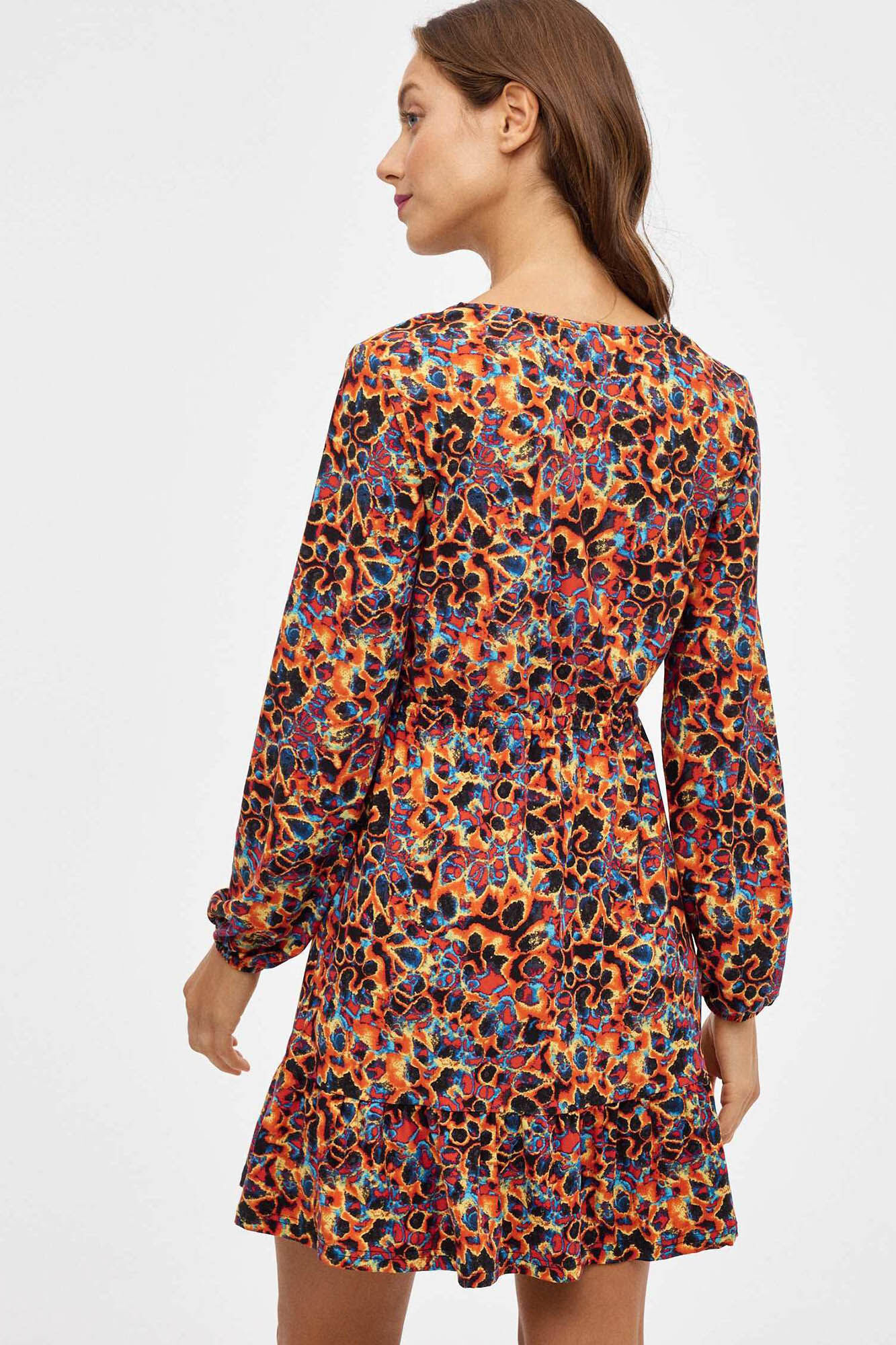 Vestido com estampa total e fechamento por botões