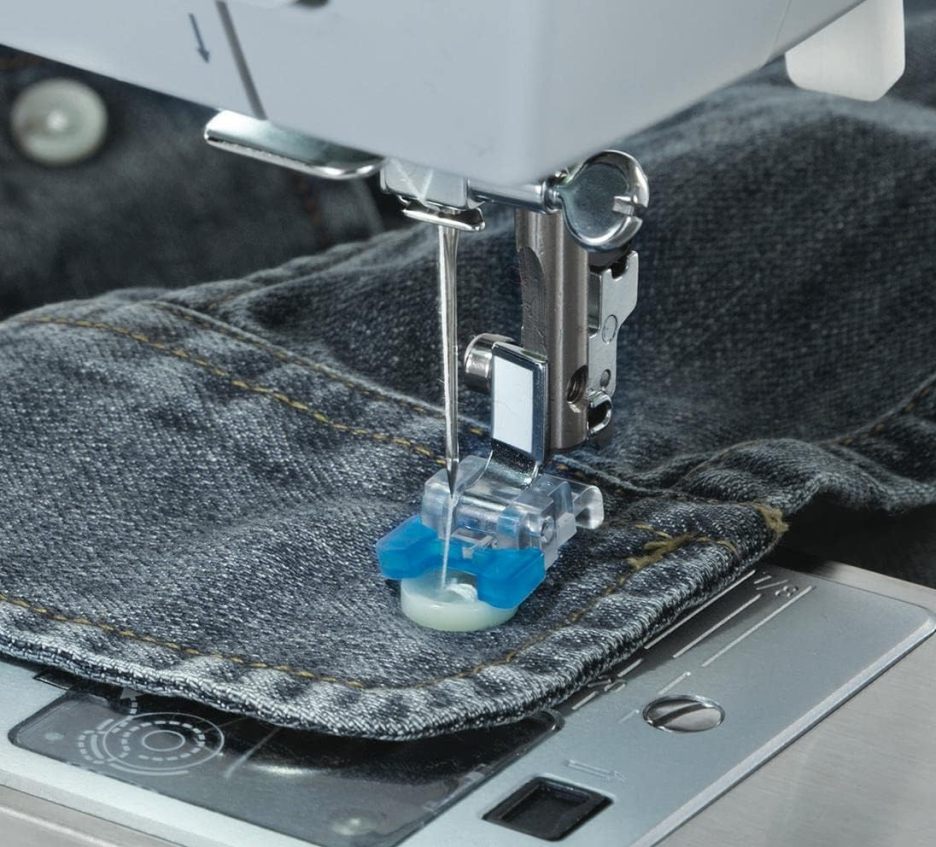 Máquina de costura Singer Heavy Duty Jeans 6335M Denim com 32 pontos e motor potente para tecidos grossos, múltiplas camadas e jeans.