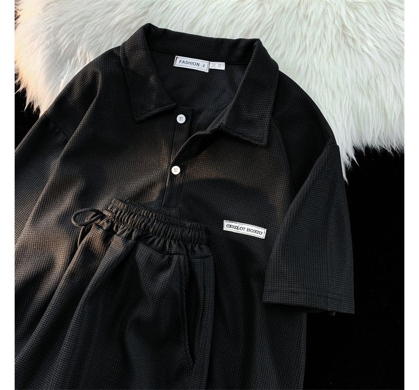 Hushgrain - Set: Poloshirt met korte mouwen en belettering + korte broek