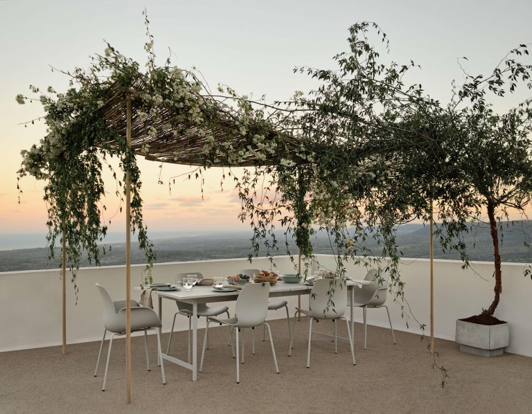 Bolia Track tuintafel 230x90 donkergrijs beton, zwart staal