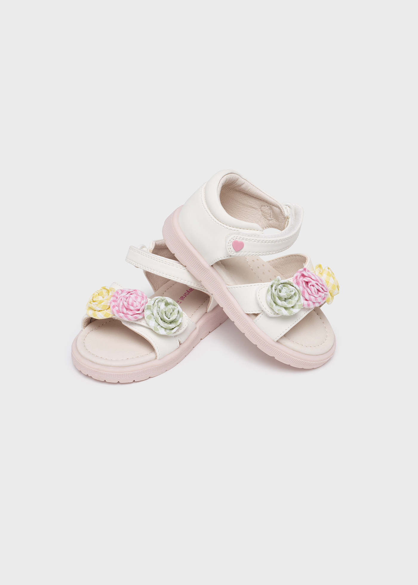 Sandália infantil com aplique de flor