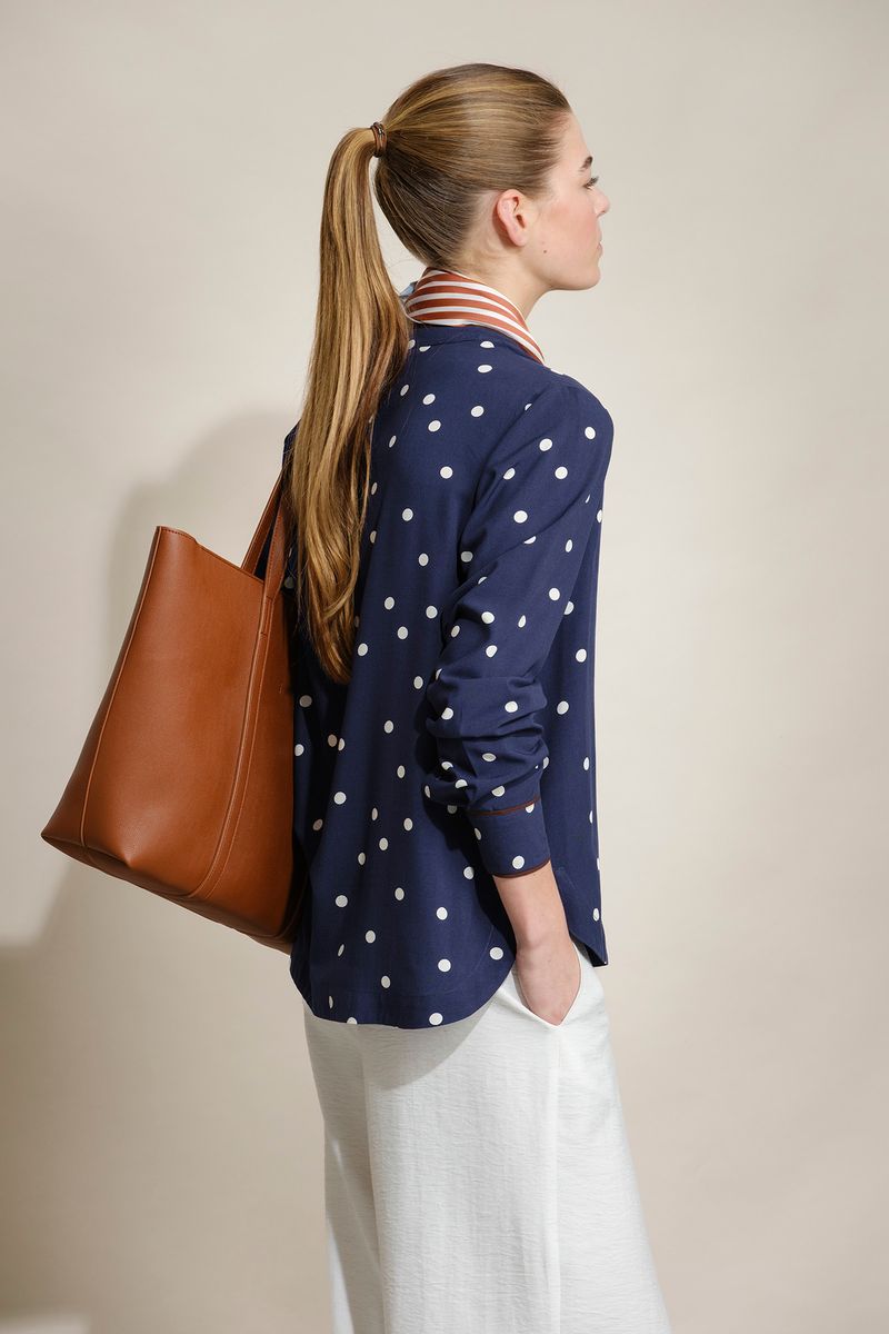 CAMISA POLKA DOTS COM FITA EM CONTRASTE