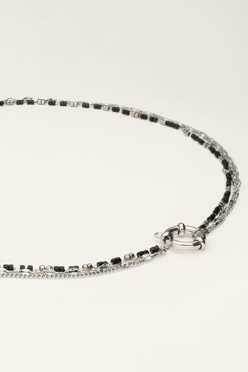Driedubbele ketting met zwarte kralen