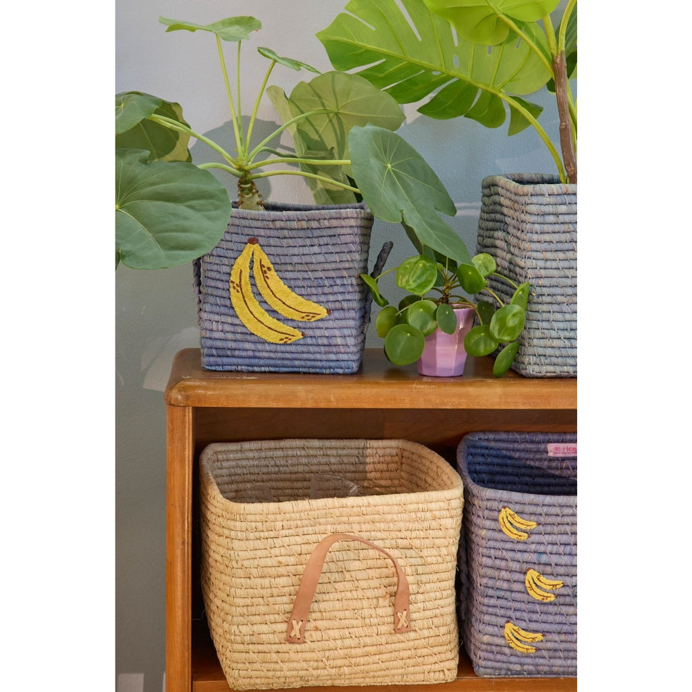 Køb Rice Raffia Square Kurv Med Big Banana Embroidery Og Raffia Handles - Small