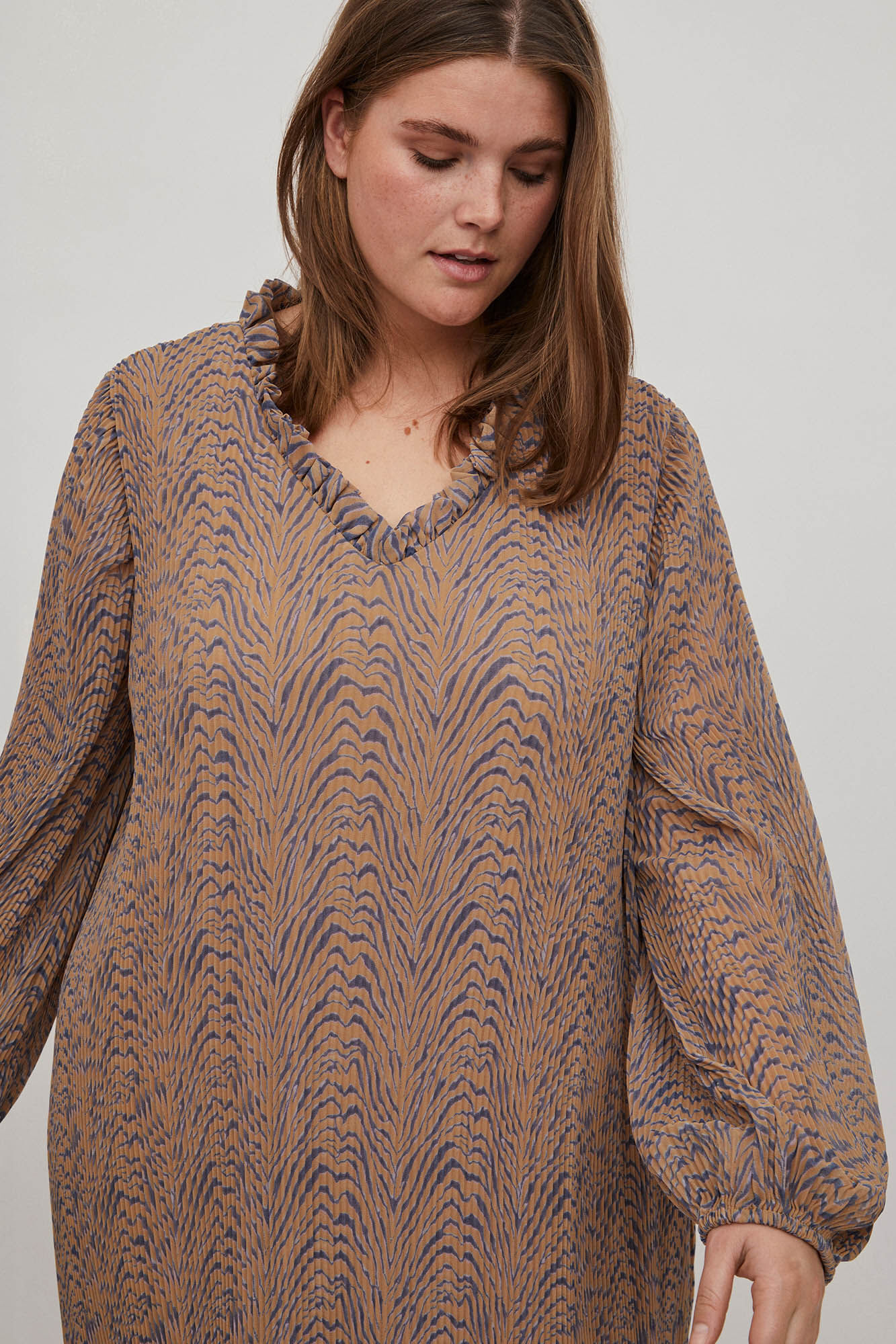 Vestido plissado da Evoked by Vila - Marrom