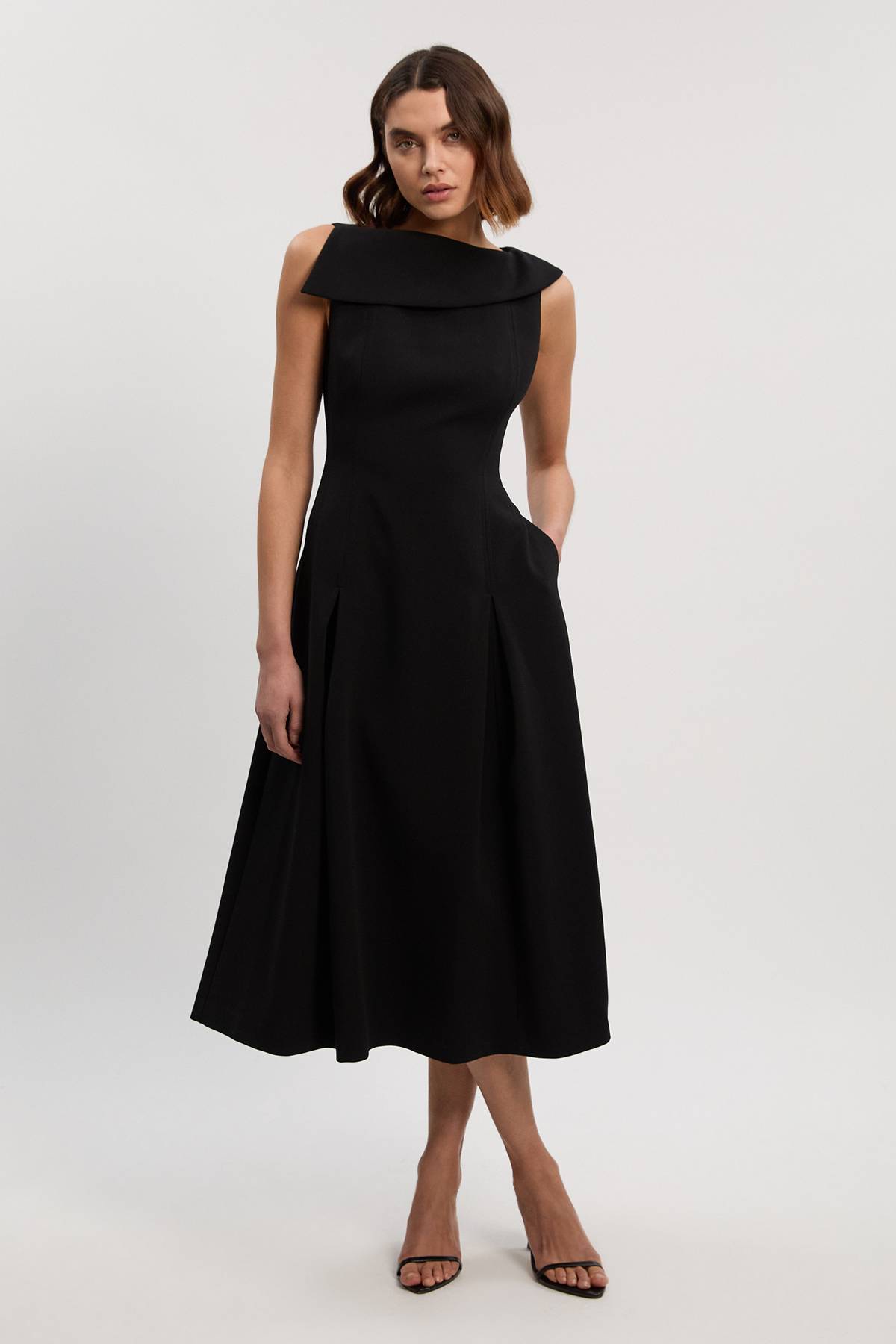 KarenMillen Robe ajustée en stretch compact, à encolure asymétrique et à jupe ample