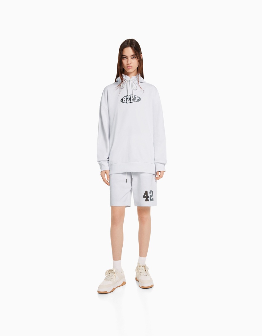 Bermuda de pelúcia BERSHKA com estampa BIZARRAP