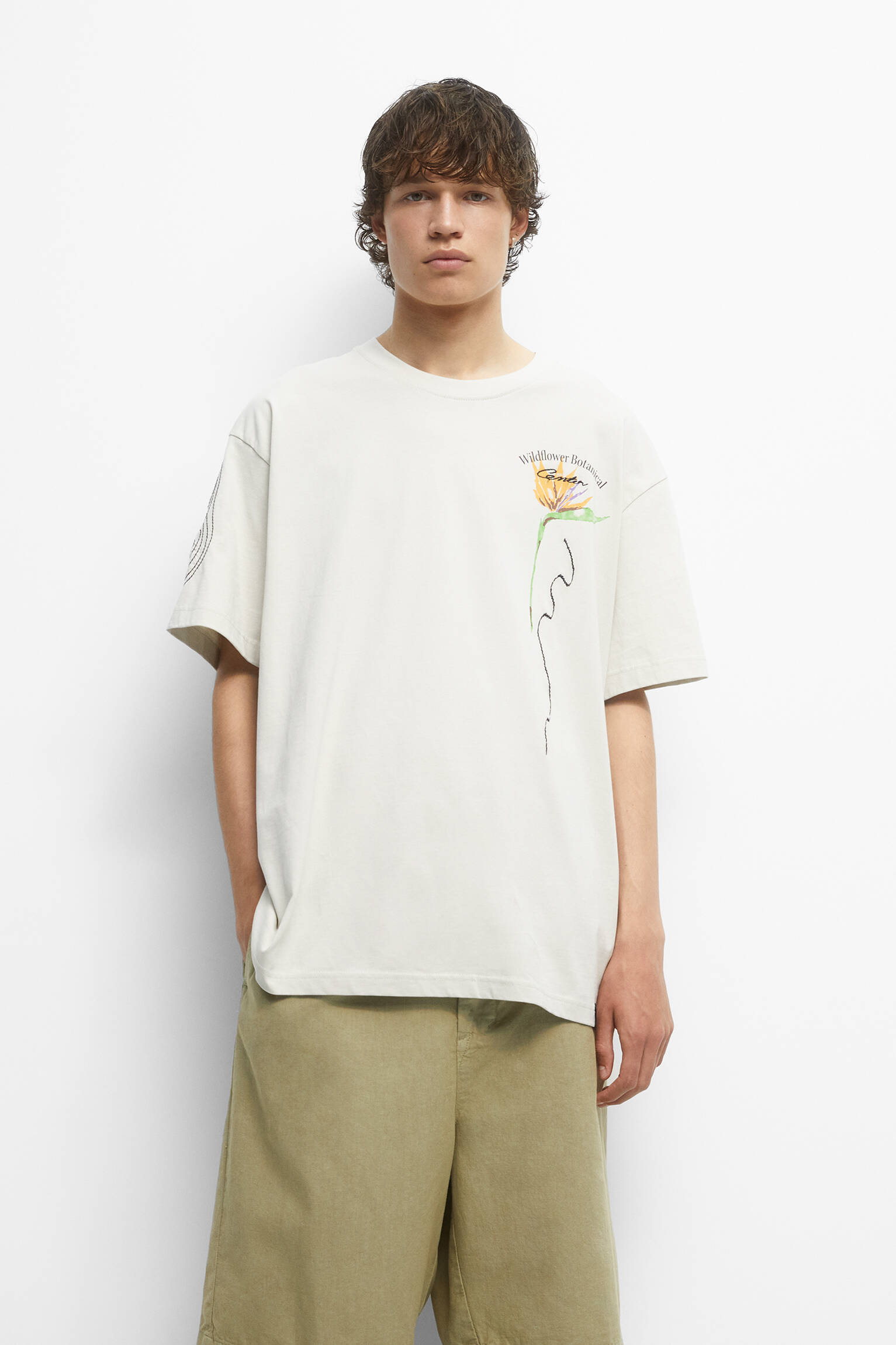 CAMISETA DE MANGA CURTA COM DETALHES BORDADOS - CINZA CLARO