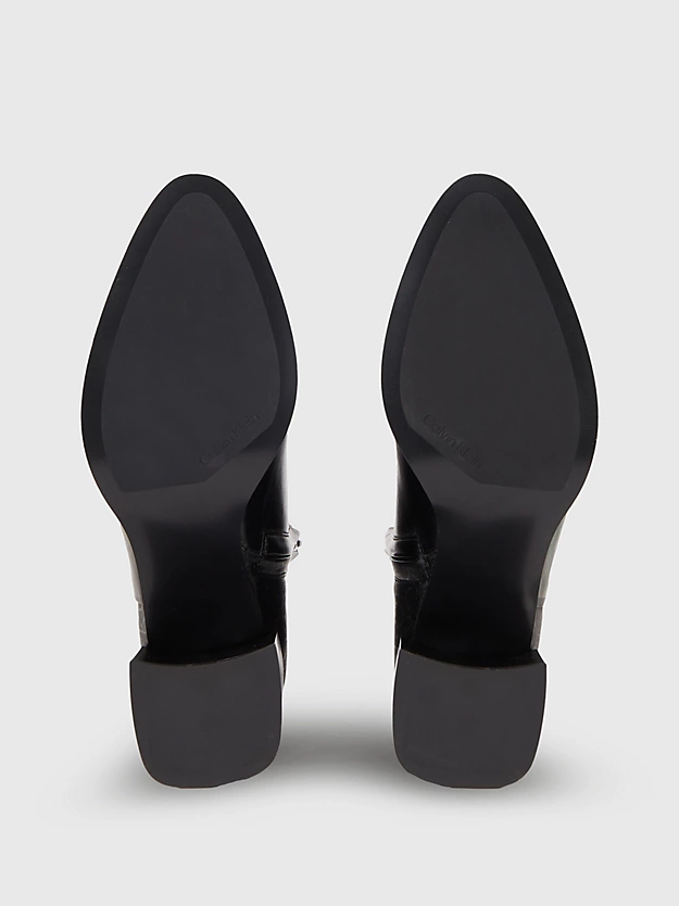 Botas de cano curto com logotipo e salto de couro.