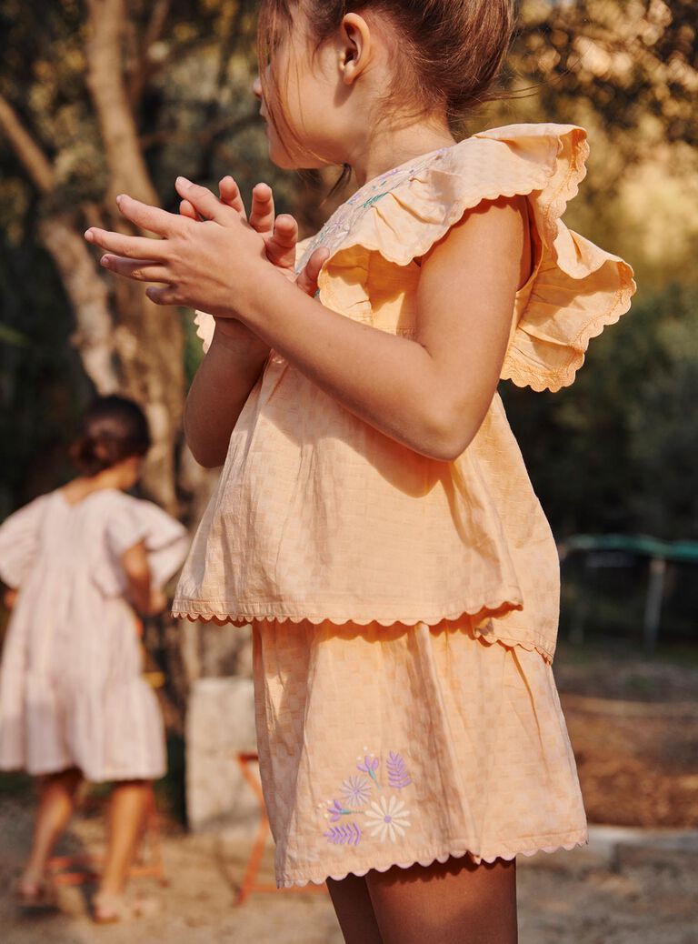Short orange clémentine à broderies fleuries