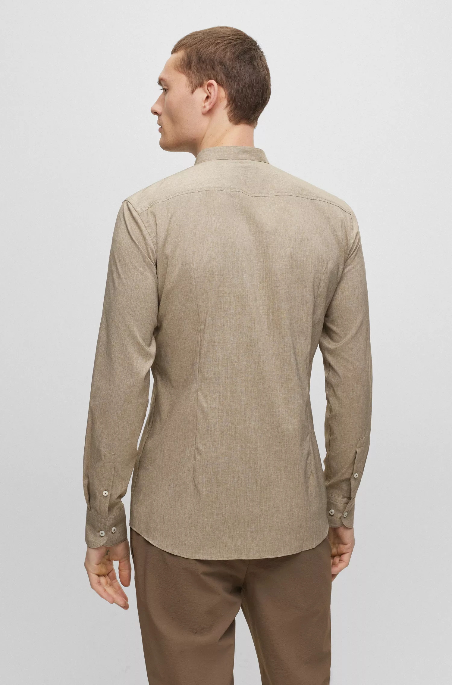 Camisa BOSS preta, corte slim, em tecido elástico com gola alta.