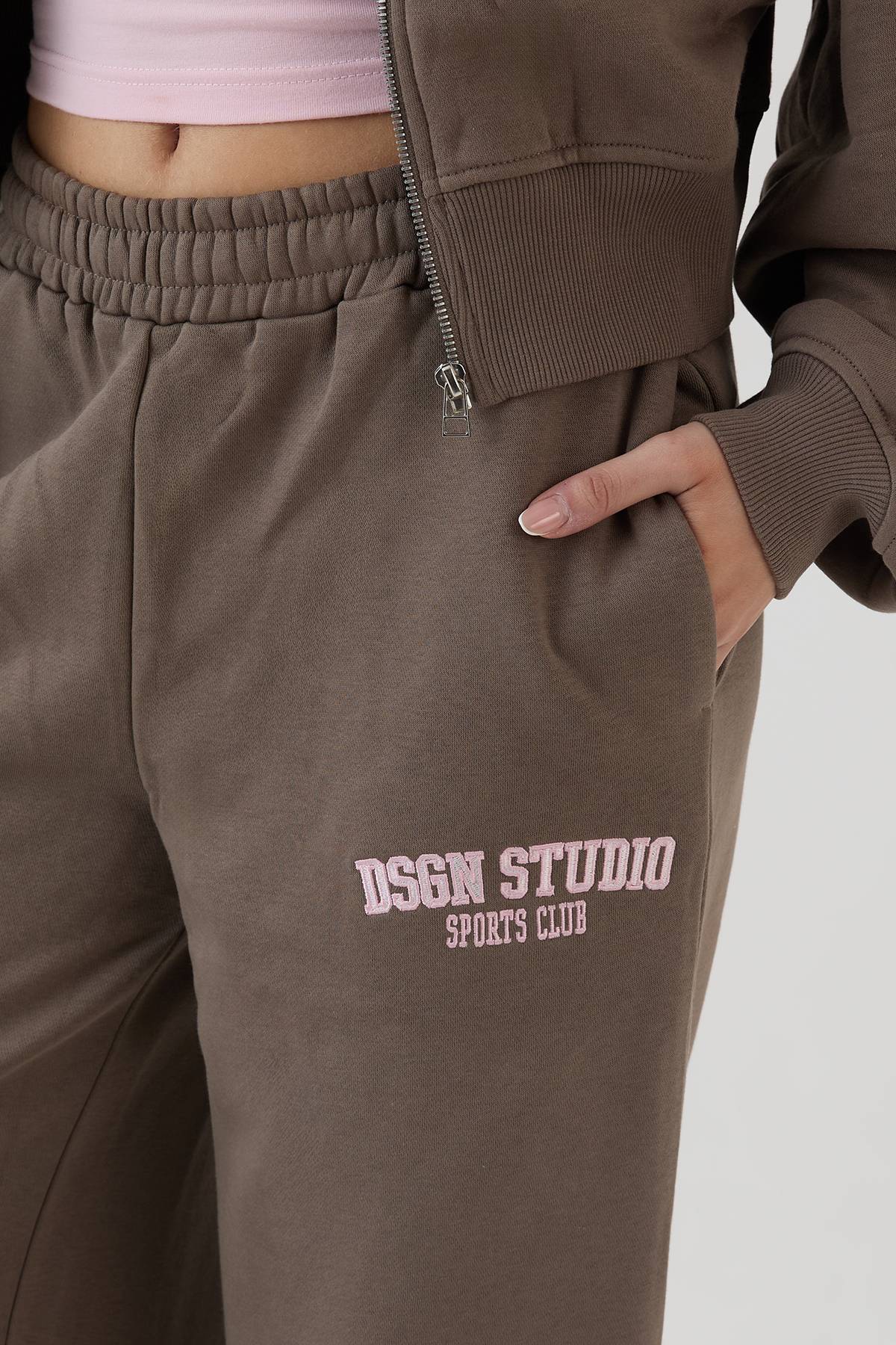 Jogging Dsgn Studio À Jambe Droite Avec Appliqué