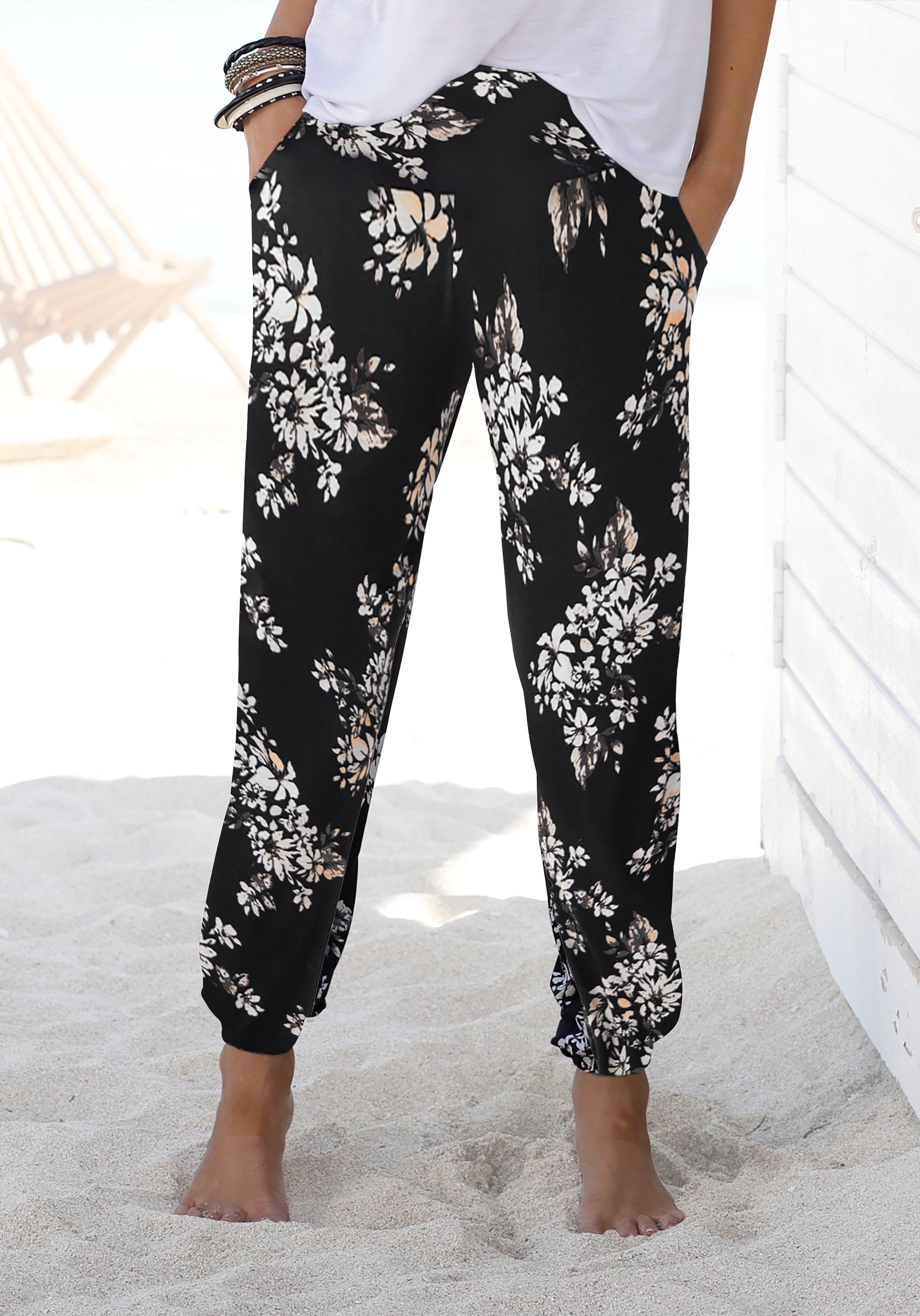 LASCANA Strandhose  mit dezentem Blumendruck, lockere Jerseyhose, Sommerhose