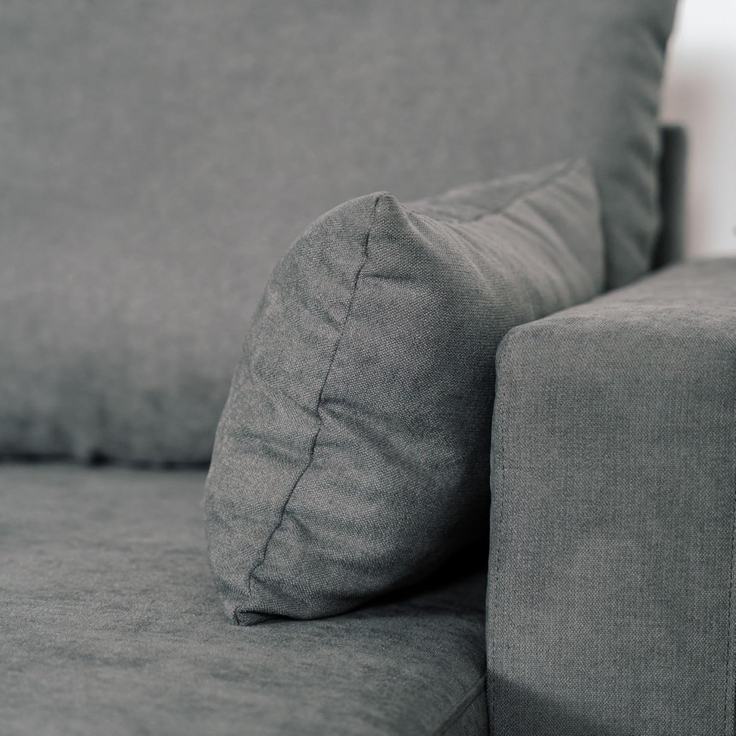 BUDWING Leah Eck-Schlafsofa 4-Sitzer – Reversible Chaise Longue & 2 Zierkissen – Polsterung aus Polyester – Modernes Design – 233x124x69 cm – Dunkelgrau