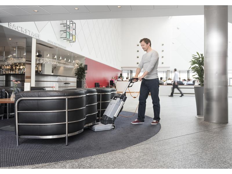 Nilfisk Scheuersaugmaschine SC100 E, Walze Scheuersaugmaschine mit zwei Wassermengen-Einstellungen