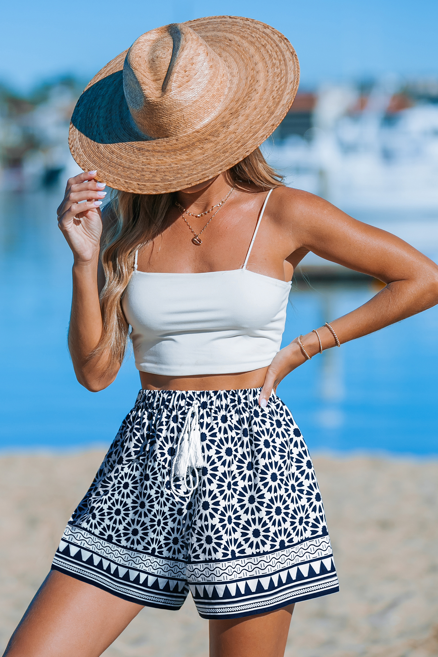Short à jambes évasées géométriques bleu marine et blanc